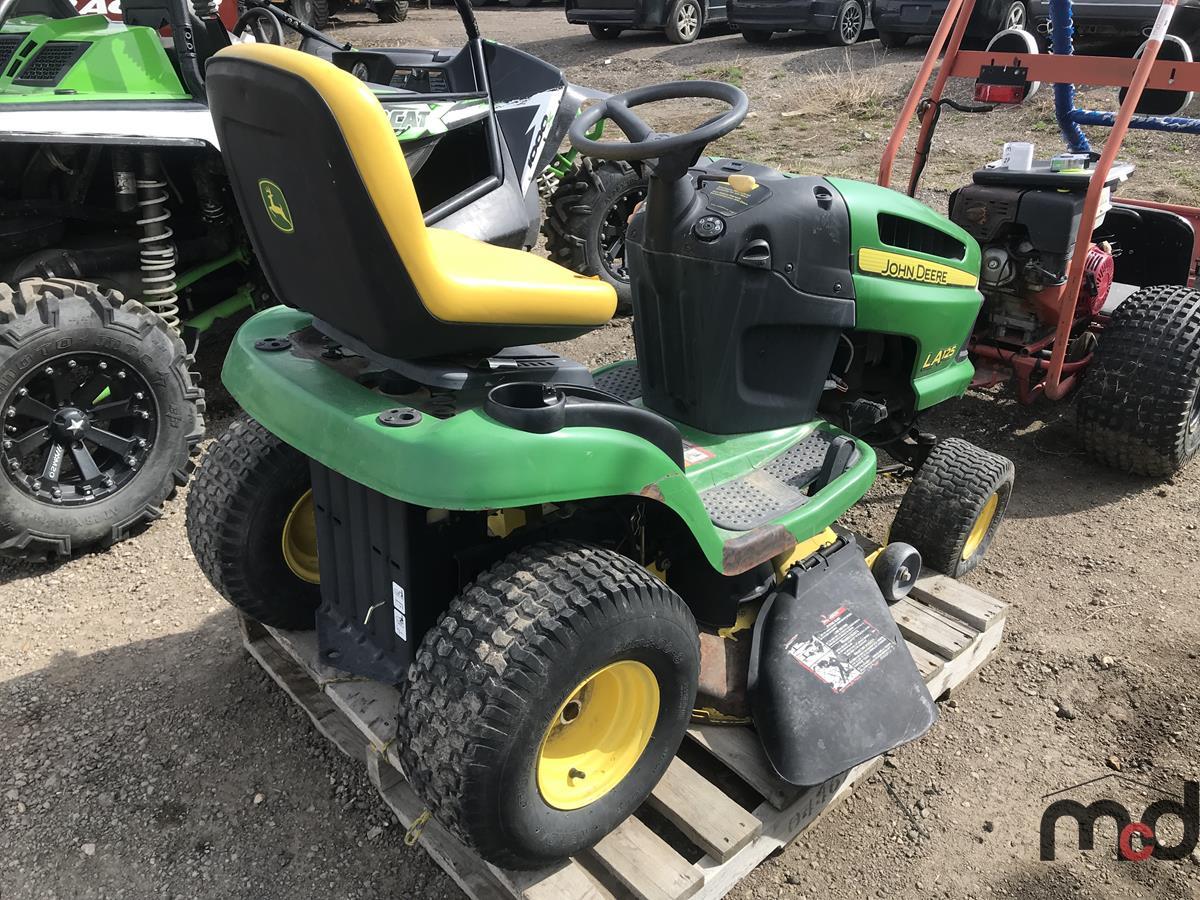 John Deere LA125 Ride-On Mower