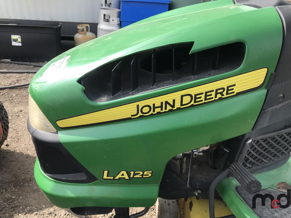 John Deere LA125 Ride-On Mower