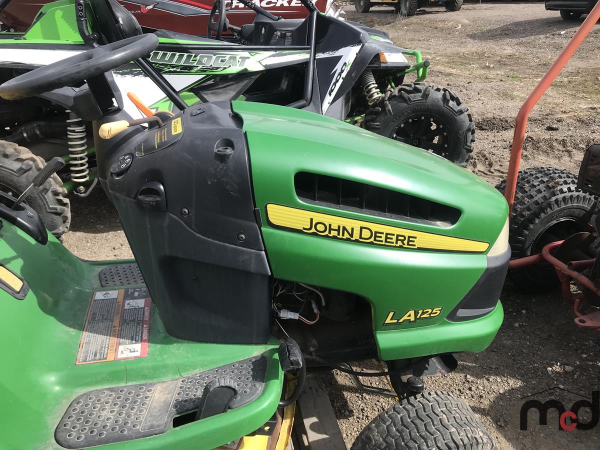John Deere LA125 Ride-On Mower