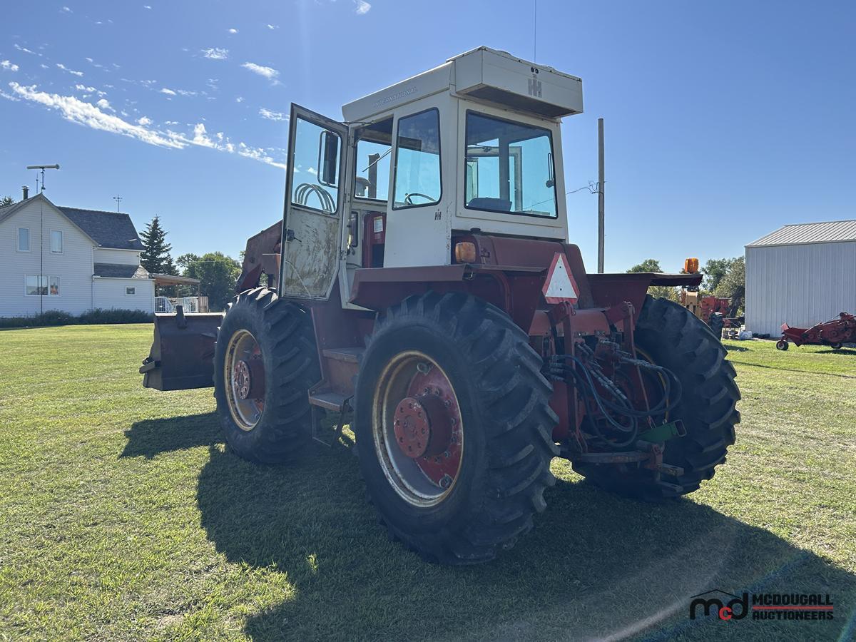 1975 International 4166 4WD Tractor w/ FEL