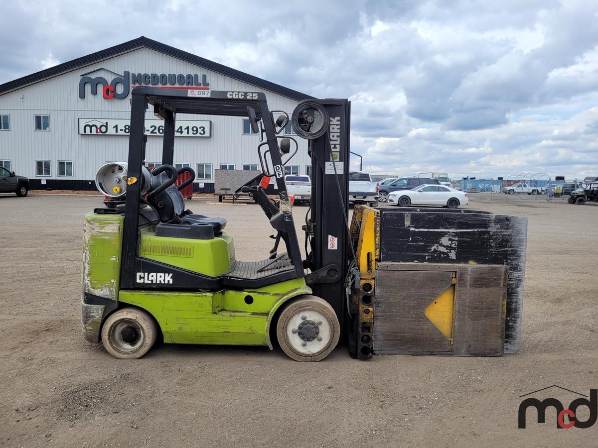 Clark CGC25 LPG Forklift w/ Clump Attachment